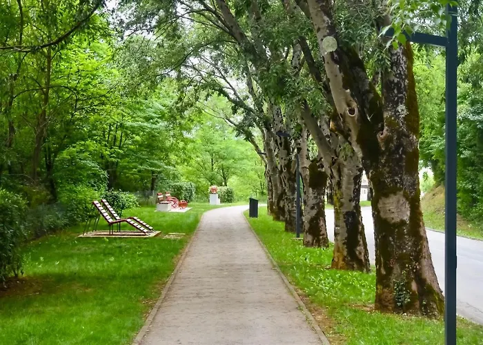 Stazion With Free Parking